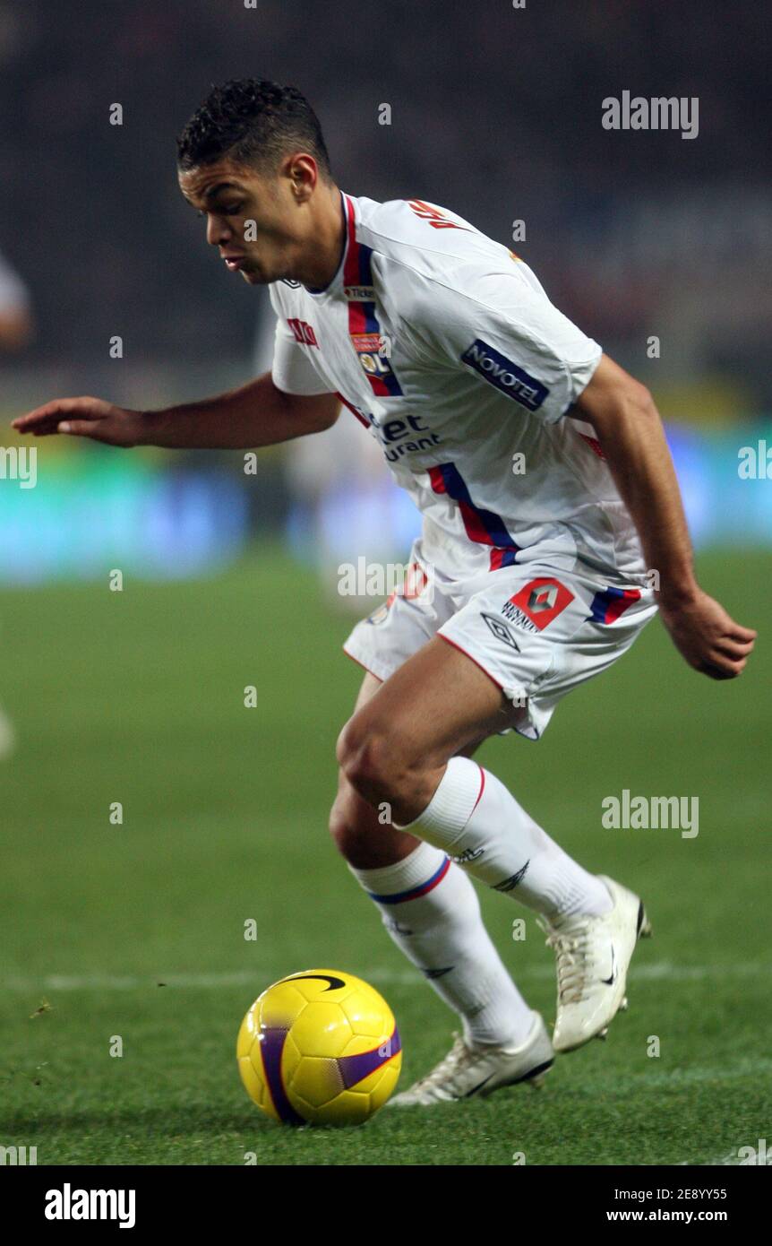 Olympique Lyonnais' Hatem Ben Arfa during the French Championship , PSG vs  Olympic Lyonnais at the Parc des Princes stadium in Paris, France, on  October 28, 2007. Lyon won 3-2. Photo by