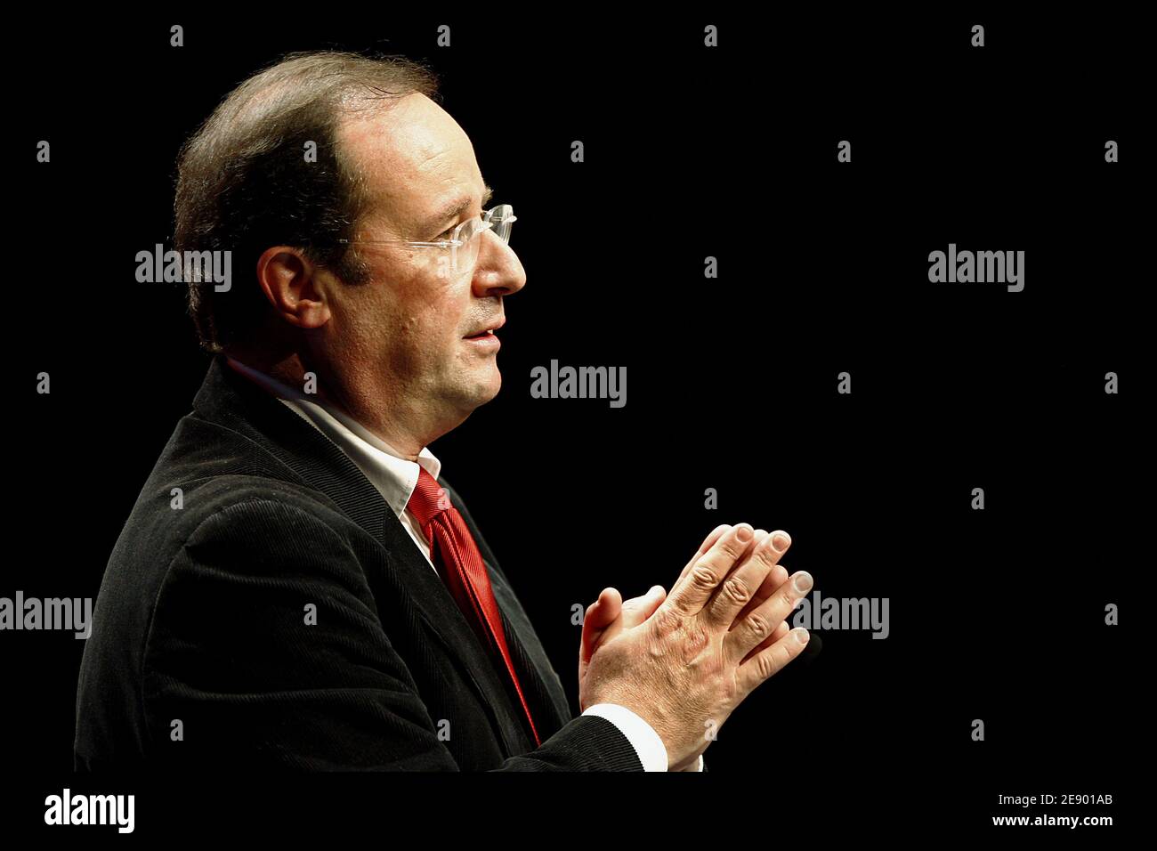 French Socialist party leader Francois Hollande delivers his speech during the 8th Congress of MJS, 'Mouvement des Jeunes Socialistes', in Saint-Medard-en-Jalles, near Bordeaux, France, on November 4, 2007. New-elected president Antoine Detourne replaces Razzye Hammadi. Photo by Patrick Bernard/ABACAPRESS.COM Stock Photo