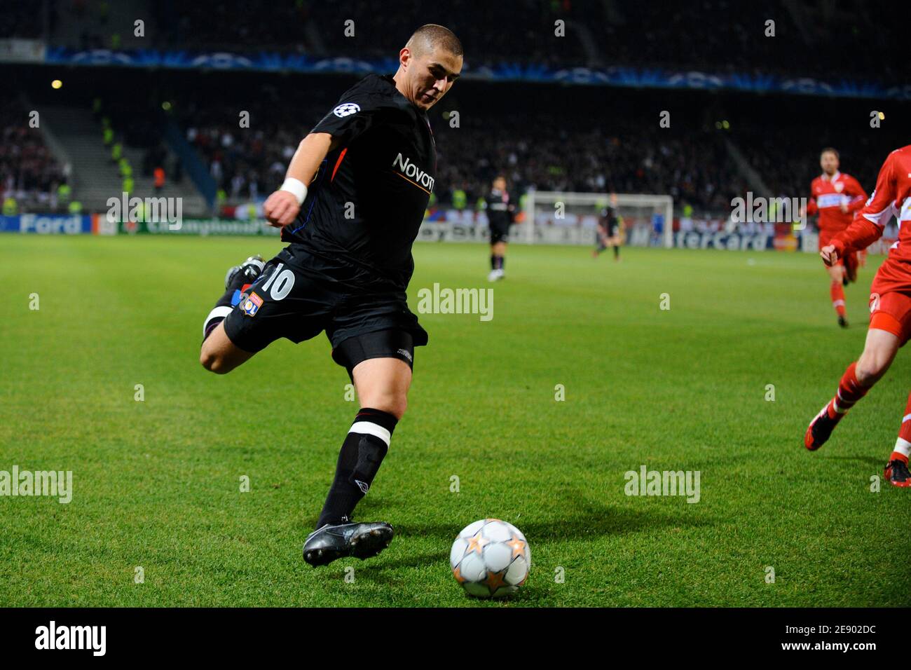 Olympique Lyonnais' Karim Benzema fires a shot past Steaua Bucuresti's  Sorin Ghionea Stock Photo - Alamy