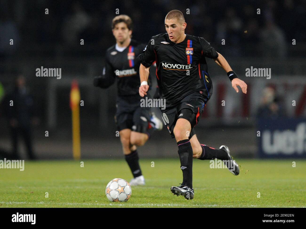 Olympique Lyonnais' Karim Benzema fires a shot past Steaua Bucuresti's  Sorin Ghionea Stock Photo - Alamy