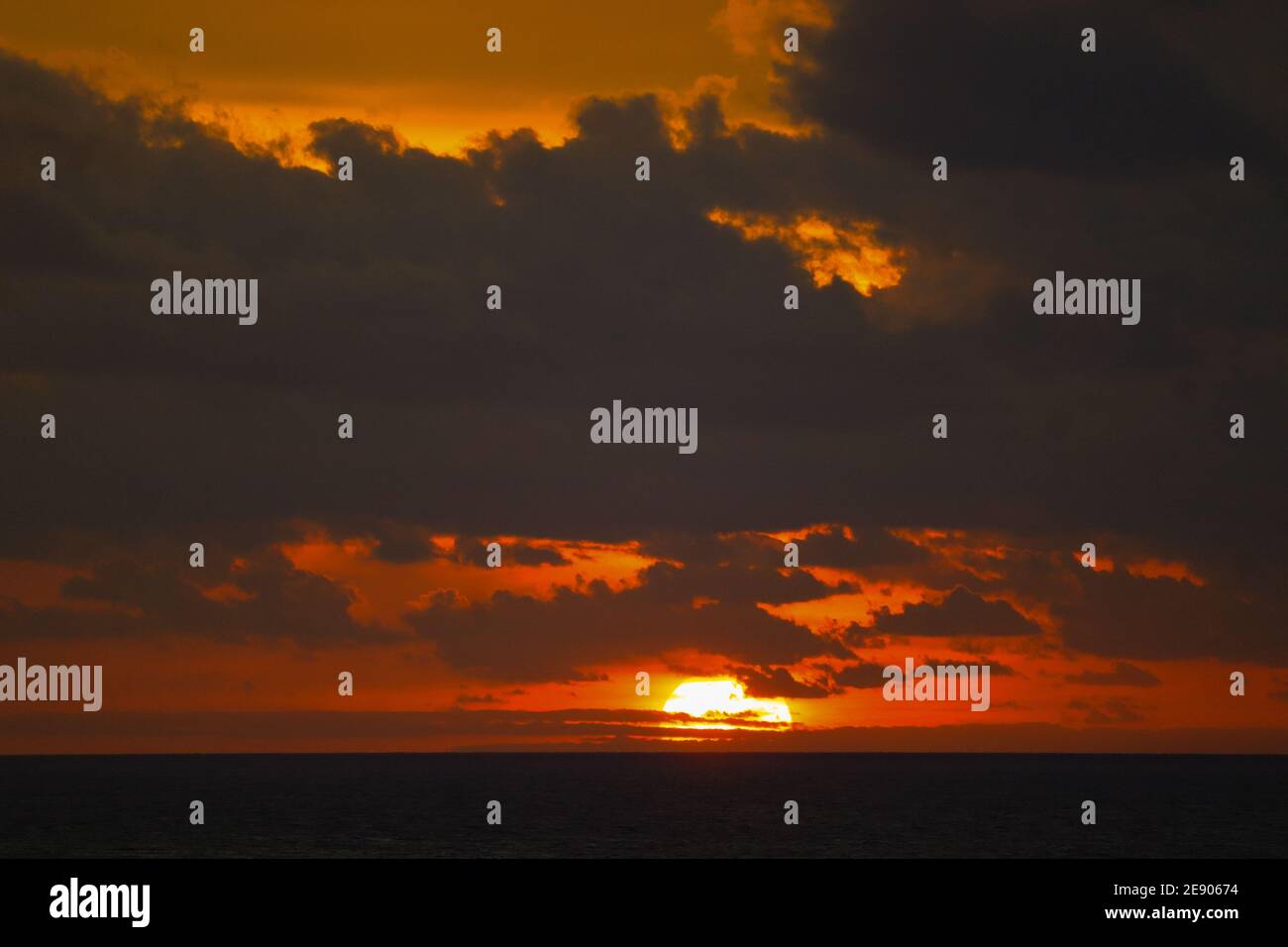 Sun rising over ocean hi-res stock photography and images - Alamy