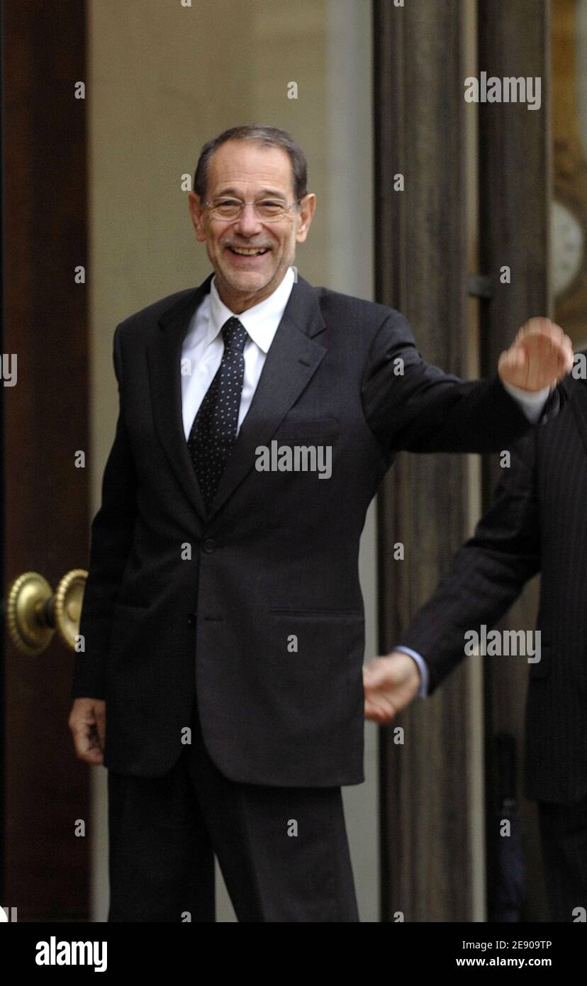 EU foreign policy chief Javier Solana arrives for a meeting with Sarkozy at the Elysee Palace in Paris, France on November 23, 2007. Solana declared yesterday that he would probably meet, 30th November in London, with Iranian top nuclear negotiator Saeed Jalili. Photo by Giancarlo Gorassini/ABACAPRESS.COM Stock Photo