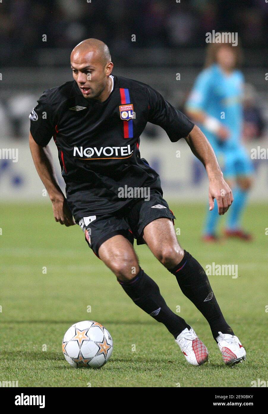 Lyon's Fabio Santos during the UEFA Champions League, Group E, Olympique Lyonnais vs FC Barcelona at the 'Stade de Gerland' in Lyon, France, on November 27, 2007. The match ended in a draw 2-2. Photo by Gouhier-Taamallah/Cameleon/ABACAPRESS.COM Stock Photo