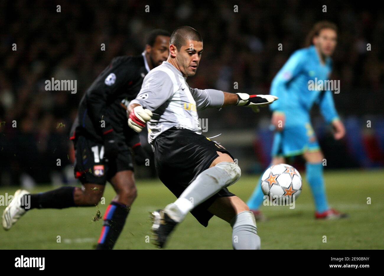 Barcelona's goalkeeper Victor Valdes during the UEFA Champions League, Group E, Olympique Lyonnais vs FC Barcelona at the 'Stade de Gerland' in Lyon, France, on November 27, 2007. The match ended in a draw 2-2. Photo by Gouhier-Taamallah/Cameleon/ABACAPRESS.COM Stock Photo