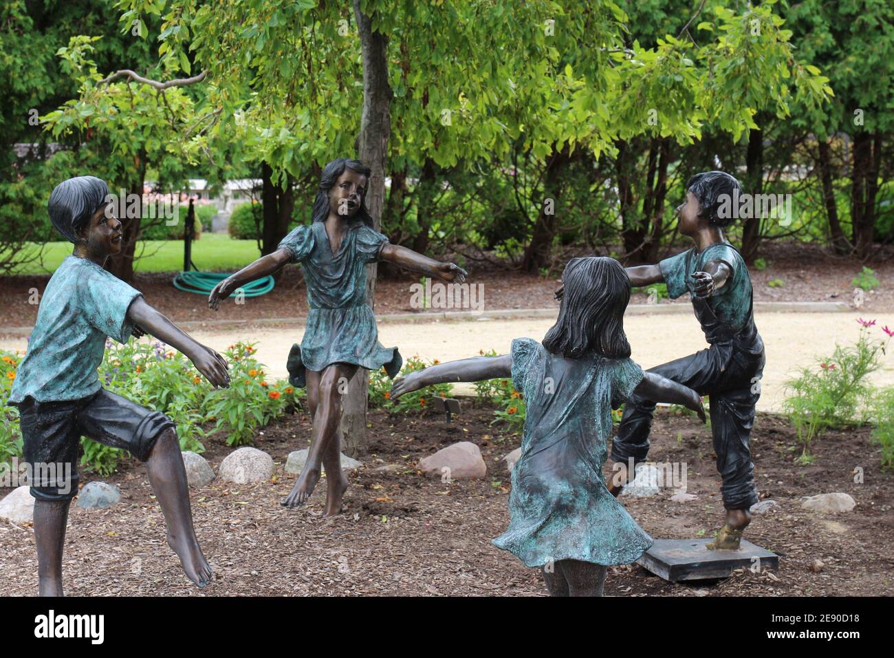 Bronze sculptures of four children playing in a circle at Rotary Botanic  Gardens in Janesville, Wisconsin, USA Stock Photo - Alamy