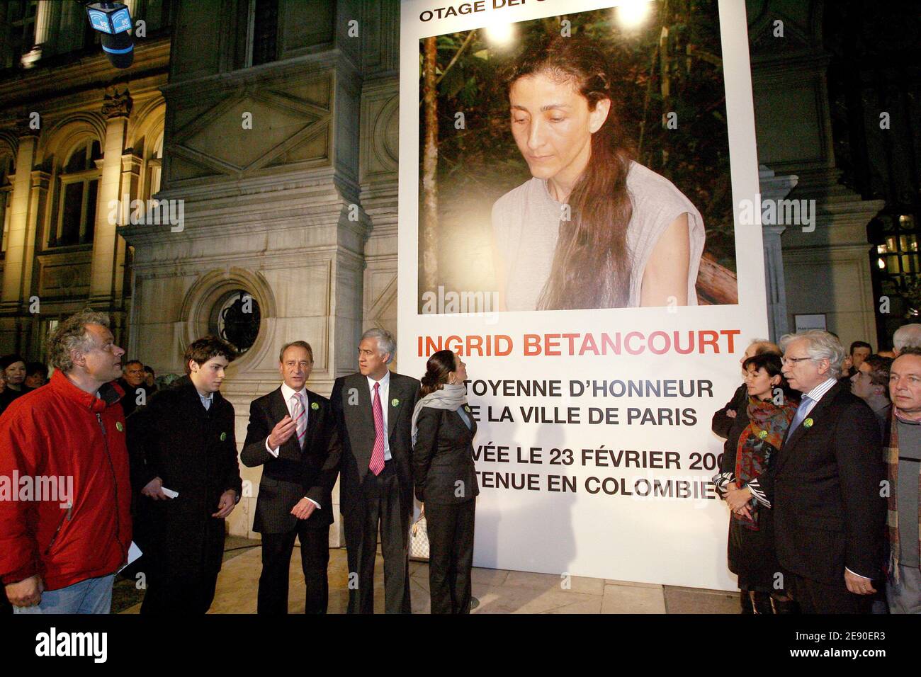 Ingrid Betancourt's former husband Fabrice Delloye, his son Lorenzo, Paris Mayor Bertrand Delanoe, Bogota's Mayor Samuel Moreno and his wife pose in front of a giant portrait of Ingrid Betancourt displayed on the facade the City Hall in Paris, France on December 5, 2007. Photo by Mousse/ABACAPRESS.COM Stock Photo