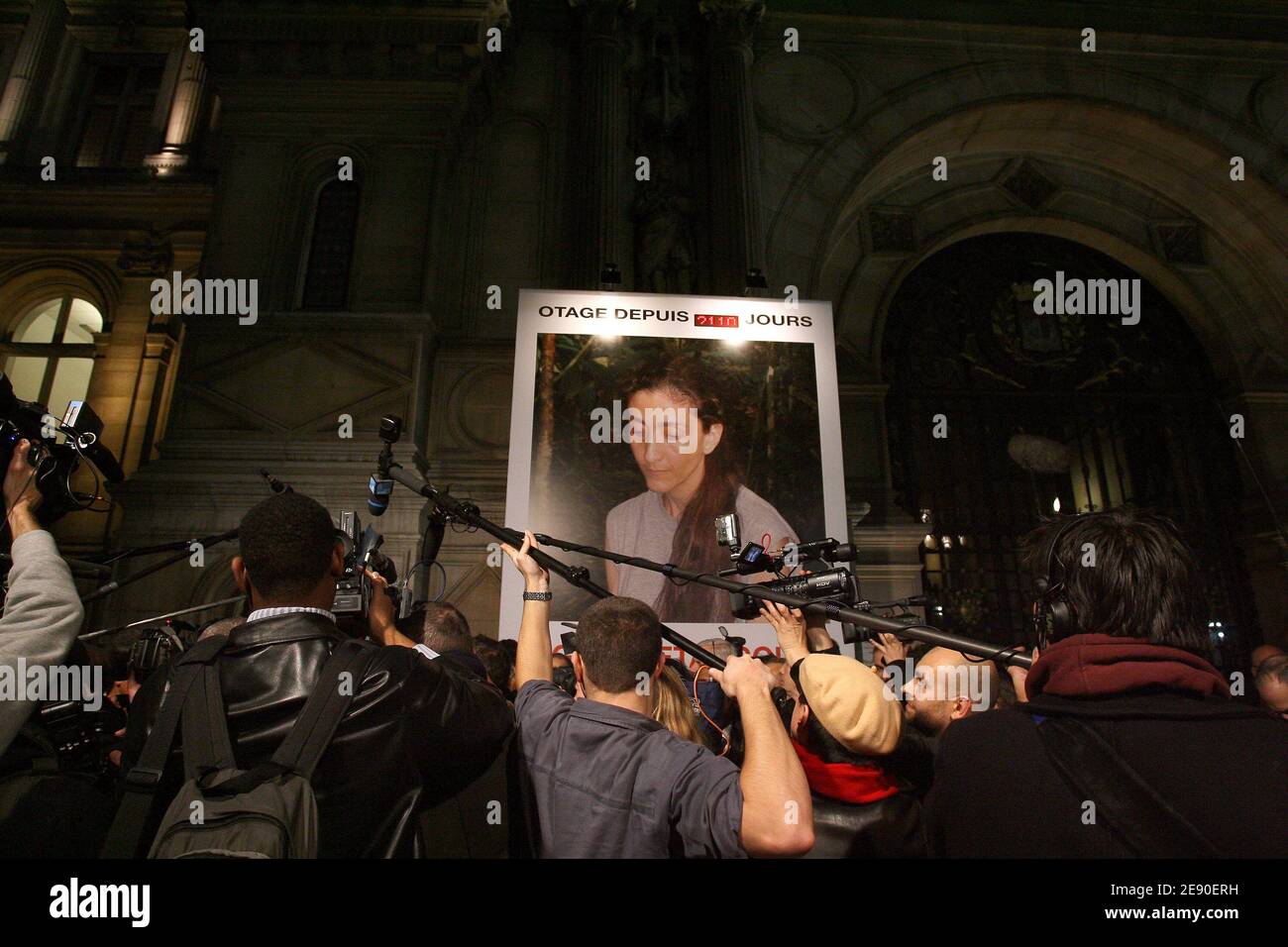 A giant portrait of Ingrid Betancourt displayed on the facade the City