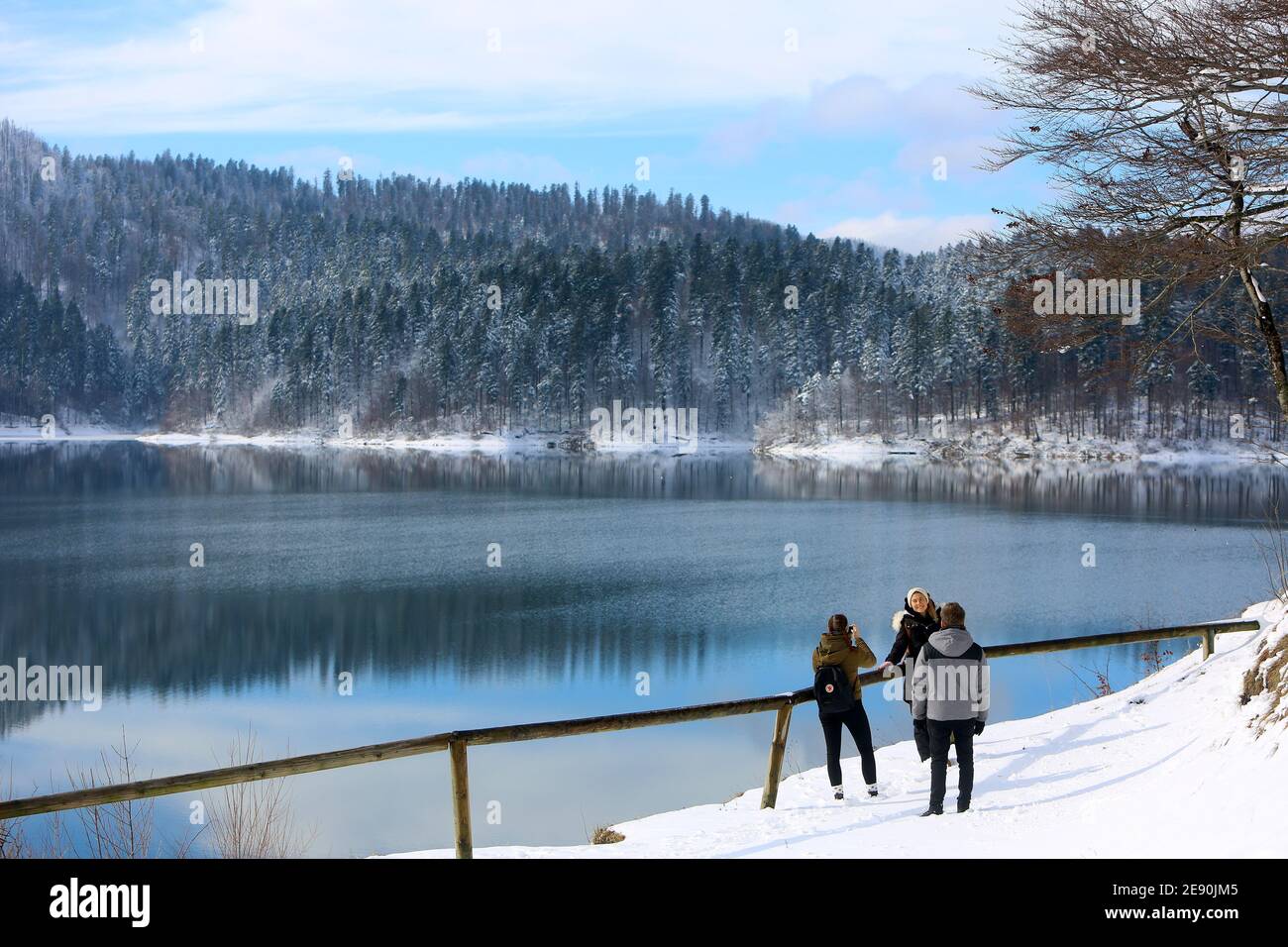 (210201) -- LOKVE (CROATIA), Feb. 1, 2021 (Xinhua) -- People visit the Lokve Lake near Lokve, western Croatia's mountainous Gorski Kotar region, on Feb. 1, 2021. (Kristina Stedul Fabac/Pixsell via Xinhua) Stock Photo