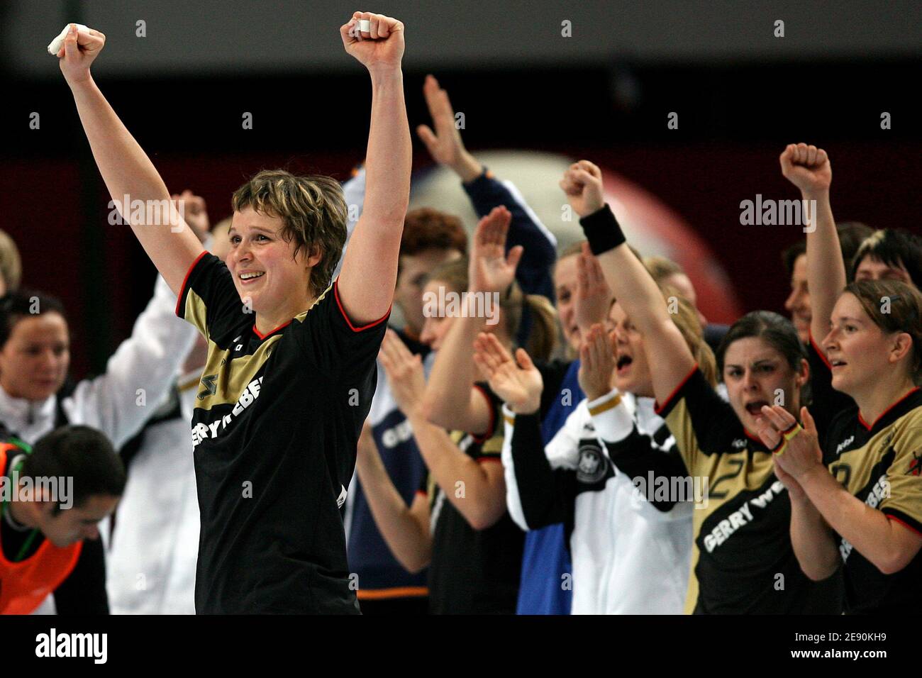 HAND BALL - WOMEN - MUNDIAL 2007 - PREPARATION - NANTES (FRA) - 27/02/2007  - PHOTO : JEAN-MARC MOUCHET / DPPI FRIENDLY GAME - FRANCE V CHINA - FRENCH  MASCOT Stock Photo - Alamy