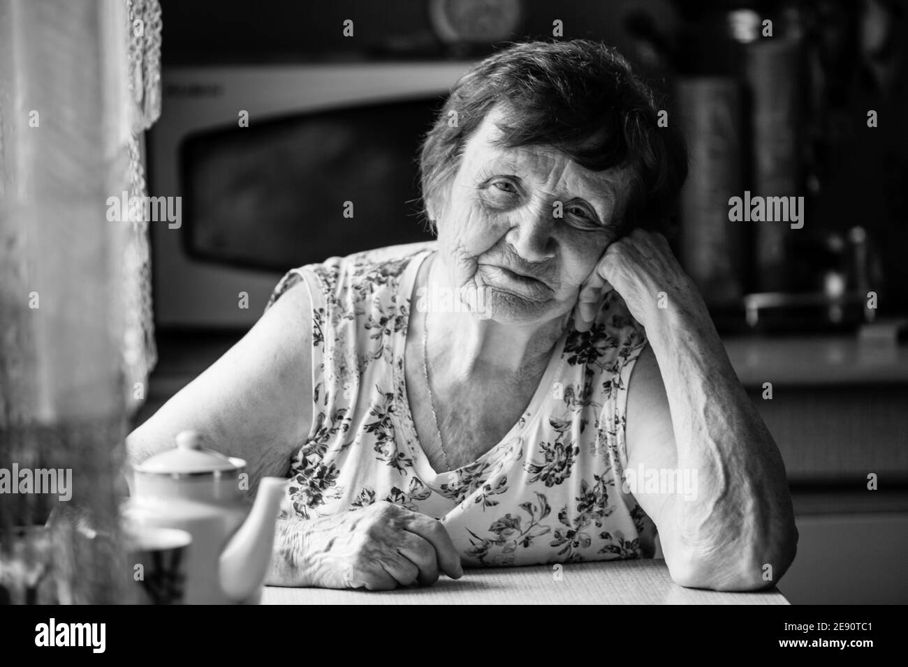 Mature black woman worried home hi-res stock photography and images - Alamy