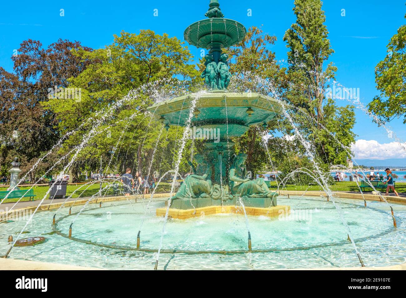 Geneva, Switzerland - Aug 15, 2020: Fountain of Four Seasons in center of Jardin Anglais and promenade du Lac. Geneva Lake, waterfront and bay on Stock Photo