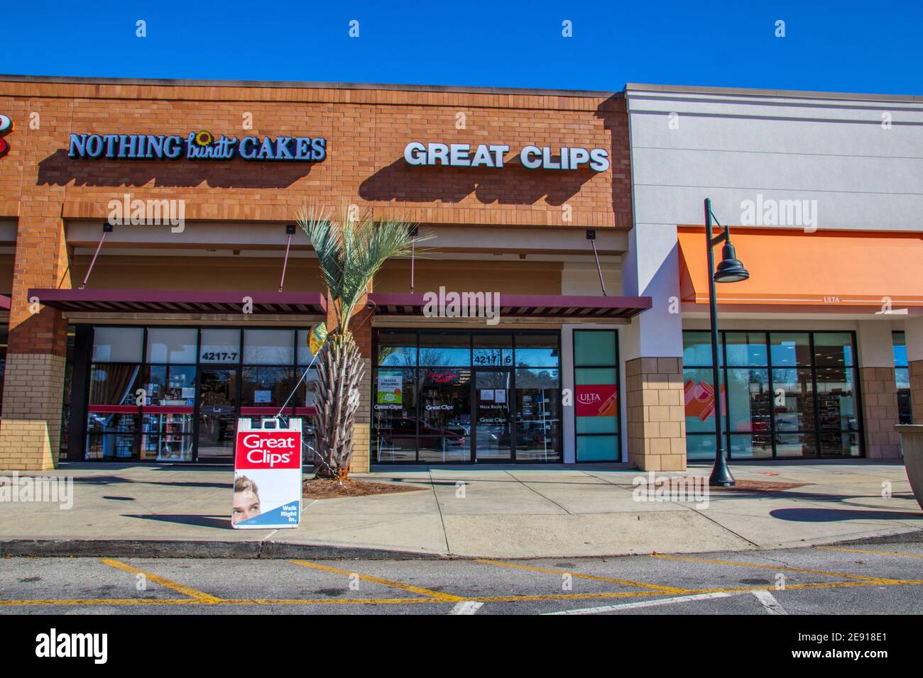 Augusta, Ga USA - 01 28 21: Strip mall Great Clips Nothing but Cakes front  view Stock Photo - Alamy