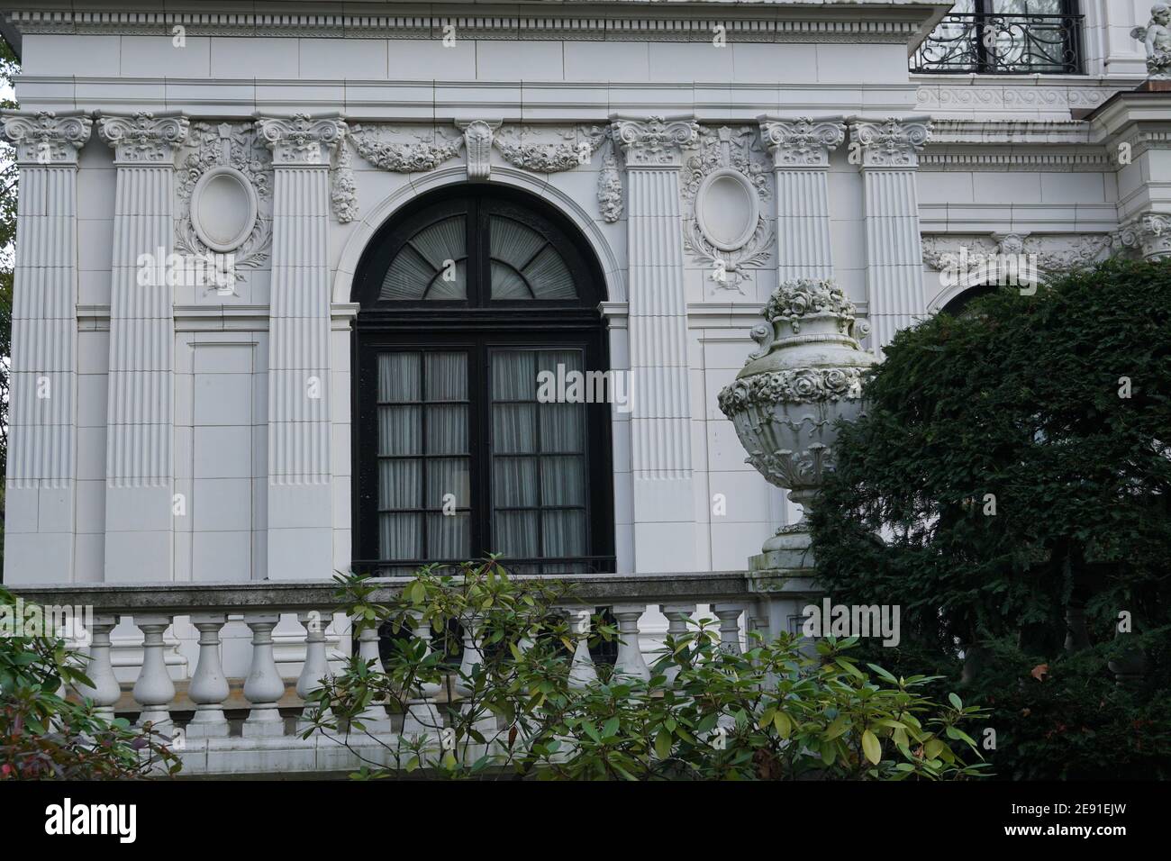 Old mansion exterior hi-res stock photography and images - Alamy, image size:1300x956