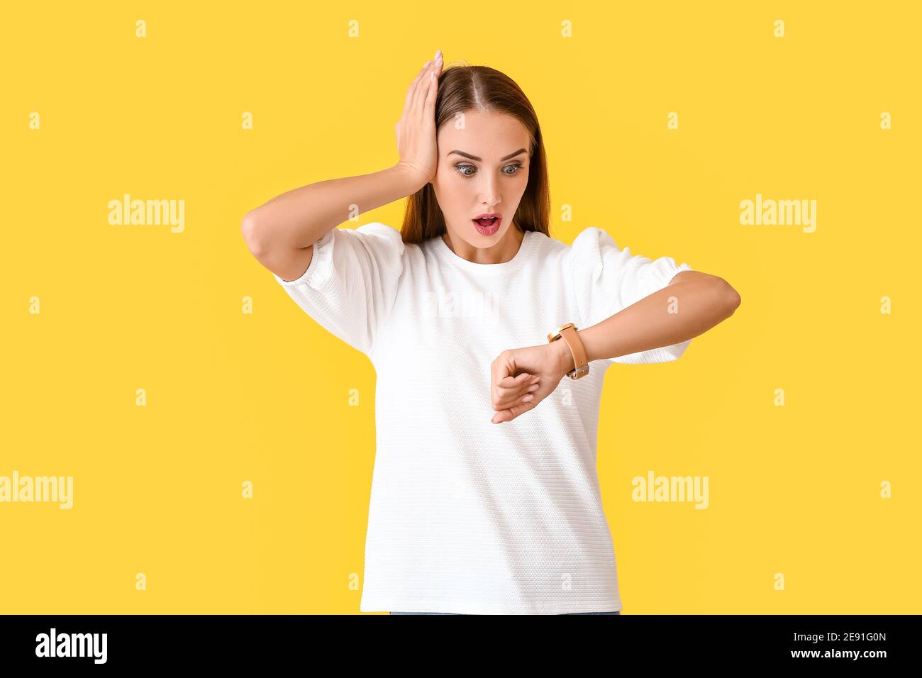 Business woman shocked present hi-res stock photography and images - Alamy