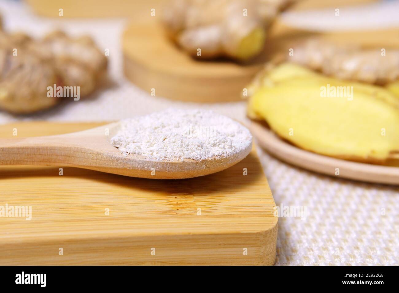 Ground dry ginger flour. Fresh whole and chopped ginger root Stock Photo Alamy