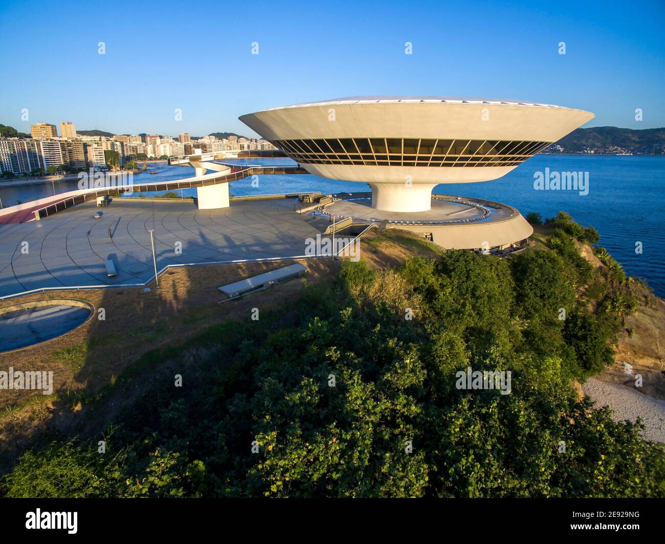 mac-niteroi-museum-of-contemporary-art-of-niteroi-architect-oscar