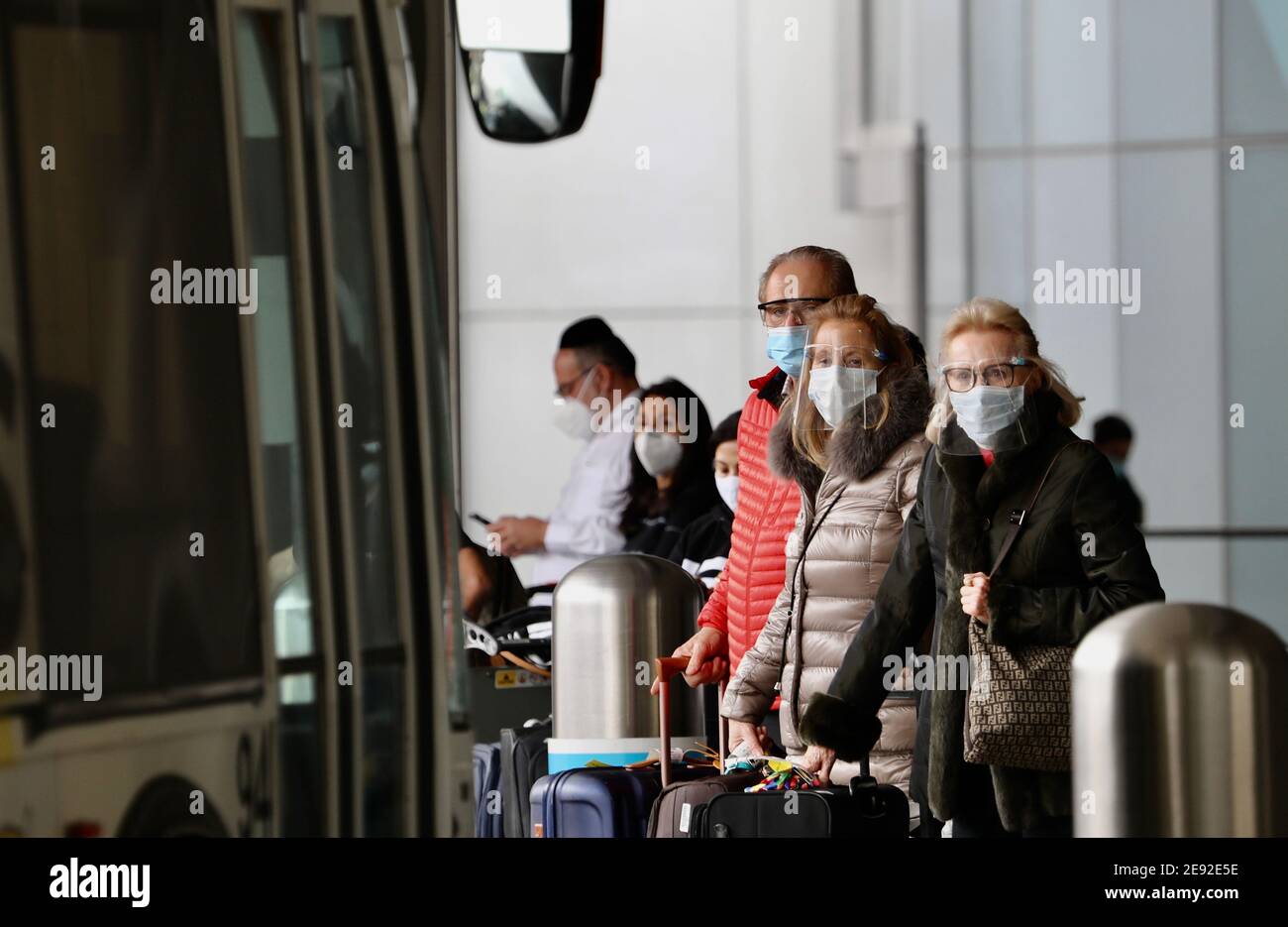 (210202) -- LOS ANGELES, Feb. 2, 2021 (Xinhua) -- Travelers with face masks wait for public transportation services at the International Airport in Los Angeles, California, the United States, on Feb. 1, 2021. Beginning Tuesday, Americans are required to wear face masks while traveling on domestic public transport as part of a national strategy to curb the spread of COVID-19.   The rule, issued by the U.S. Centers for Disease Control and Prevention (CDC), applies to passengers on airplanes, trains, subways, buses, taxis and ride-shares. And it extends to waiting areas such as airports, train pl Stock Photo