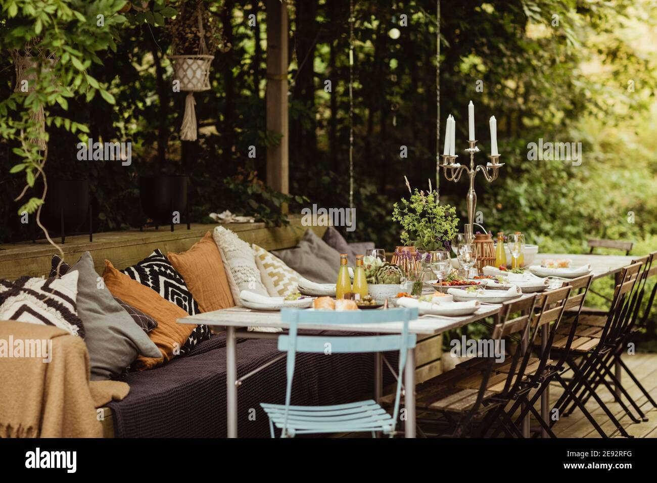 Table setting for garden party Stock Photo - Alamy