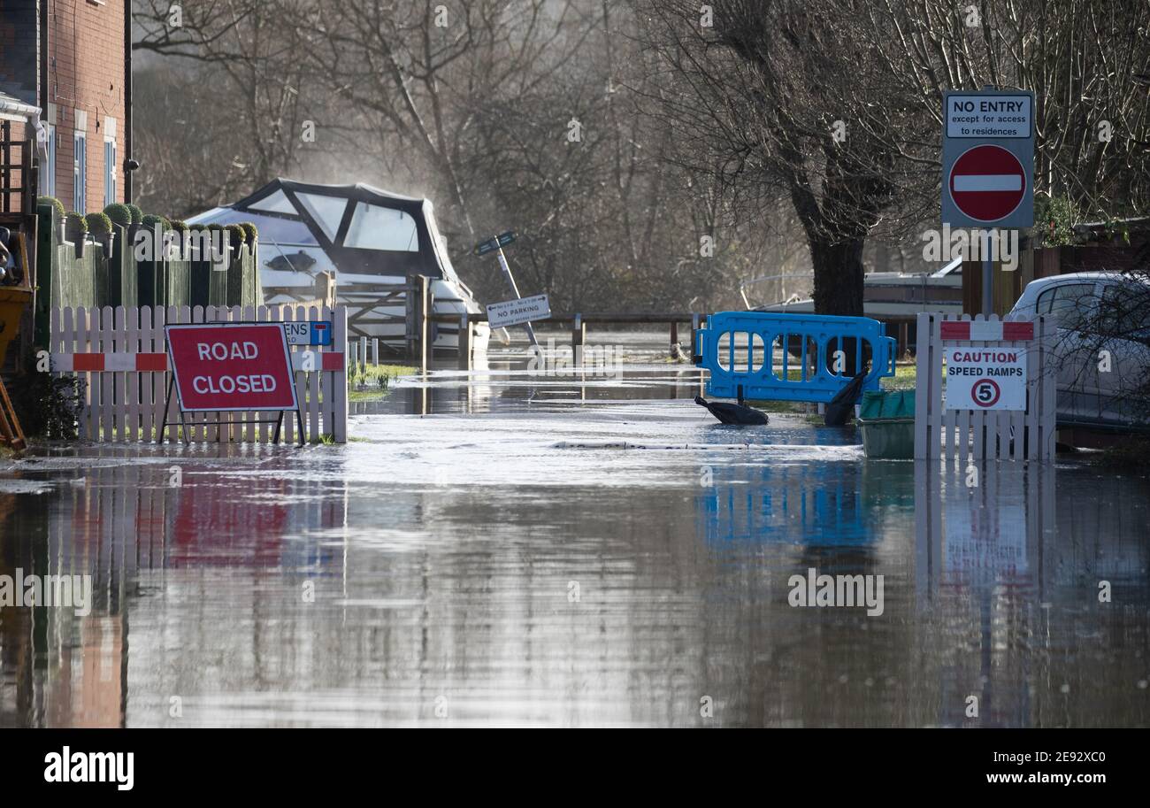 A road closed sign next to floodwater in Purley on Thames in Berkshire. Picture date: Tuesday February 2, 2021. Stock Photo