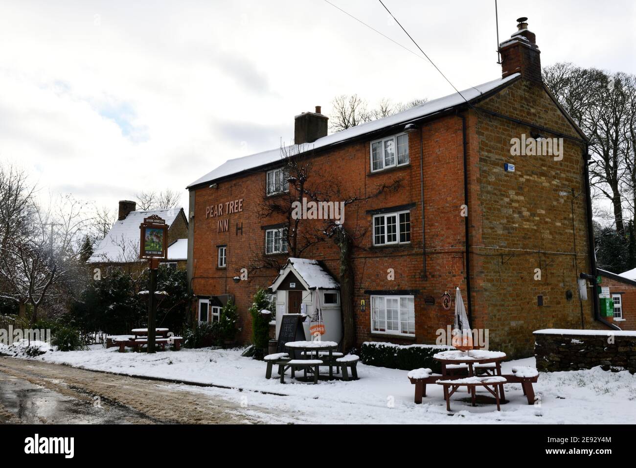 Peartree Inn Hook Norton Village with Snowfall Stock Photo