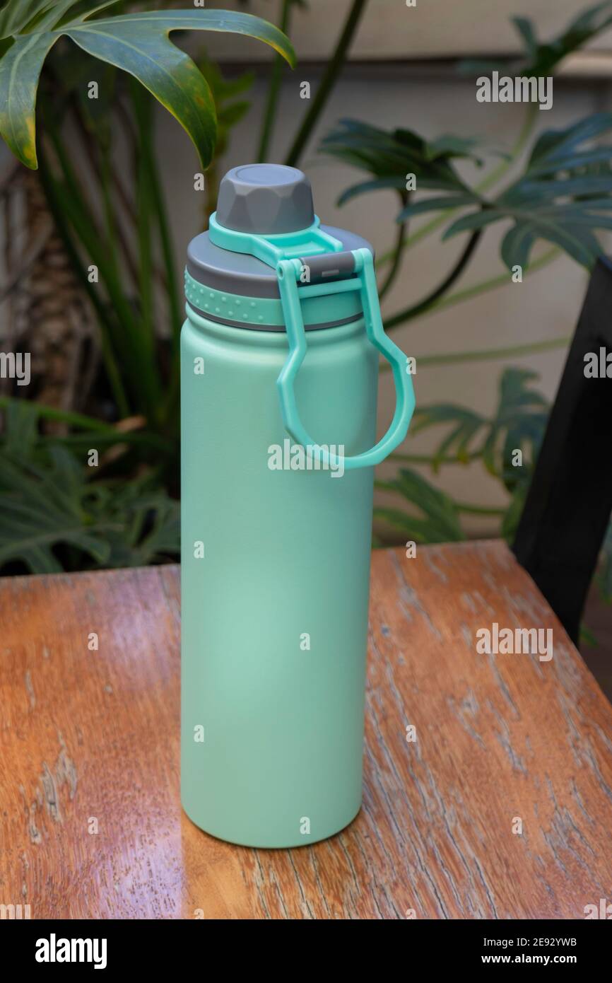 https://c8.alamy.com/comp/2E92YWB/thermos-bottles-for-hot-and-cold-drink-stock-photo-2E92YWB.jpg