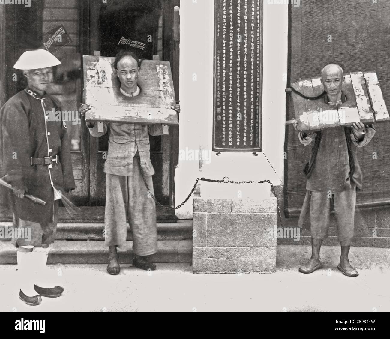 Late 19th century photograph Chinese prisoners, punishment, cangue or stocks, China Stock