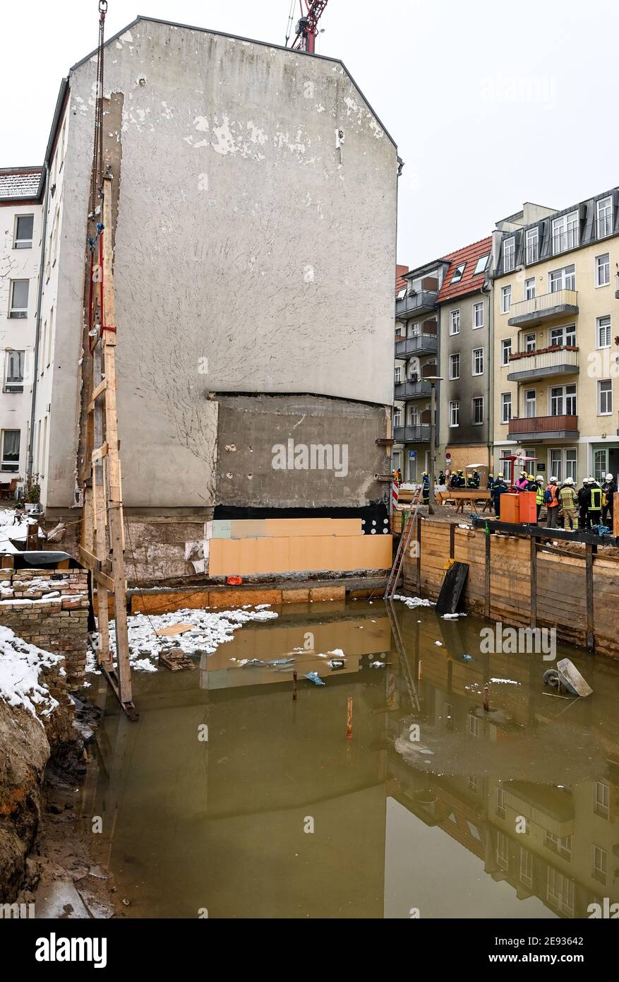 Berlin Germany 02nd Feb 21 Following The Water Ingress In A Construction Pit In Pohlestrasse In Berlin Kopenick The House Wall Of An Adjacent Residential Building Is Being Secured During The Night 18