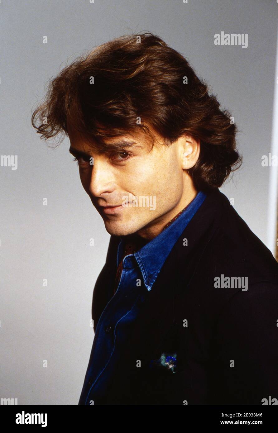 Giovanni Di Lorenzo Deutsch Italienischer Journalist Und Fernsehmoderator Beim Fotoshooting In Hamburg Deutschland Um 1997 Stock Photo Alamy
