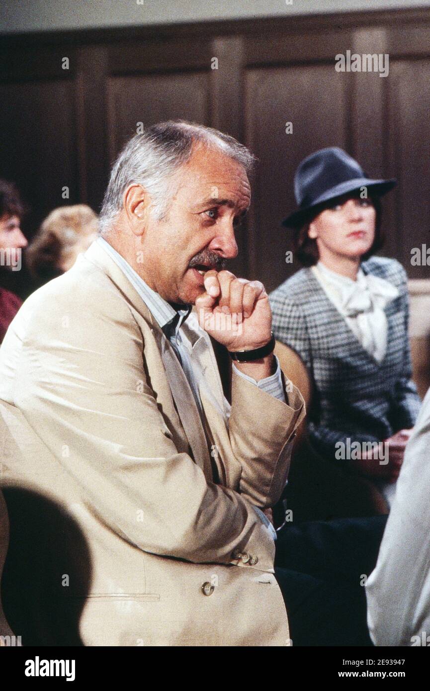 Armin Mueller Stahl, deutscher Schauspieler, überlegt am Set, Deutschland um 1990. Stock Photo