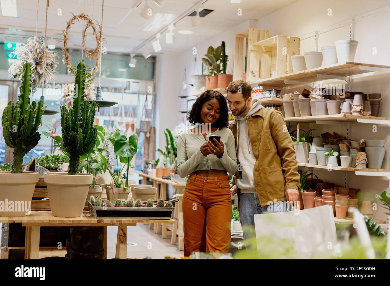 Woman man in flower shop hi-res stock photography and images - Alamy