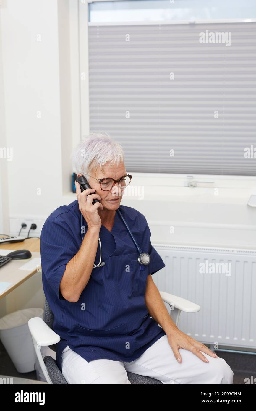 Mature woman talking to her doctor hi-res stock photography and images ...