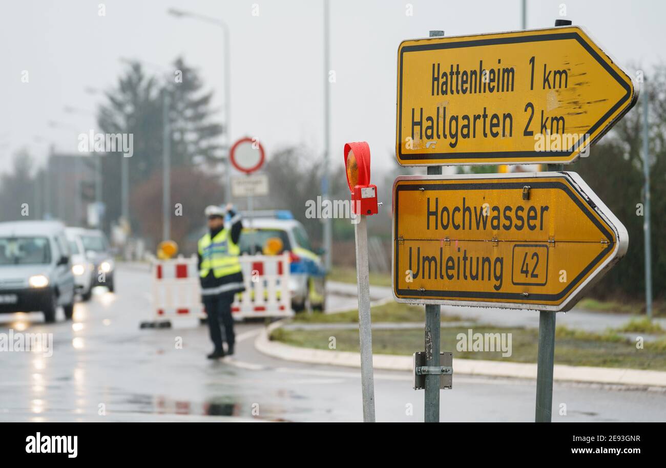 historisch Emigreren Schijnen Oestrich Winkel, Germany. 02nd Feb, 2021. A policeman regulates traffic at  the flood diversion. Extensive rainfall continues to raise the water levels  of rivers in Hesse. The Rhine ferry between Ingelheim and