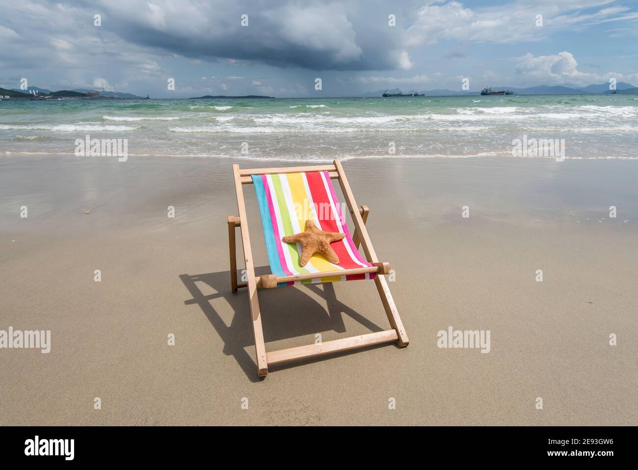 Striped deck chair design hi-res stock photography and images - Alamy