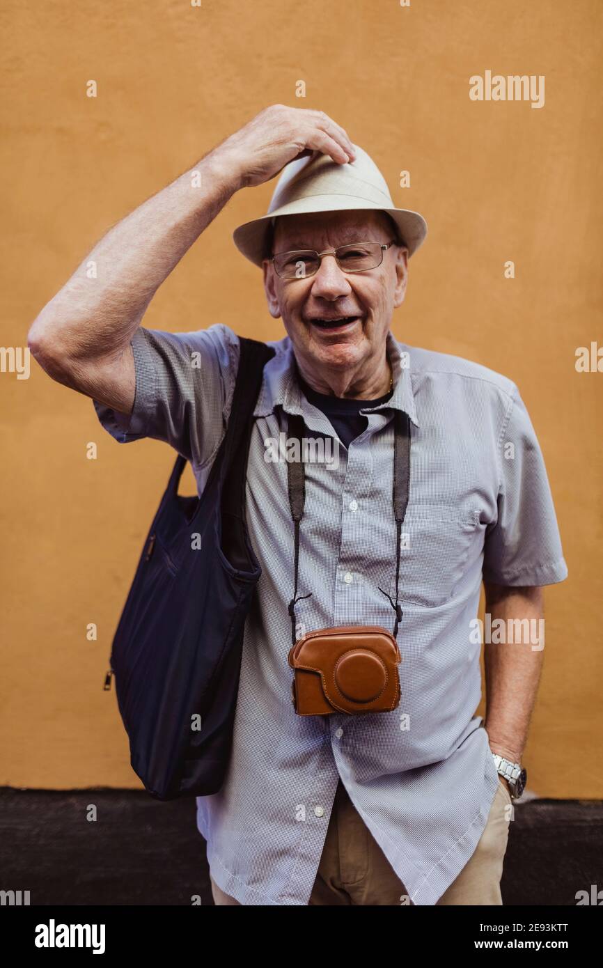Man standing front yellow wall hi-res stock photography and images - Alamy