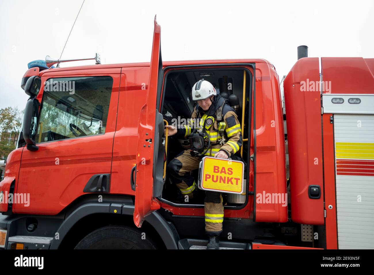 Firefighter leaving fire engine Stock Photo - Alamy