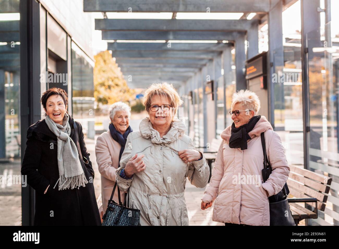 Group of old women hi-res stock photography and images - Alamy