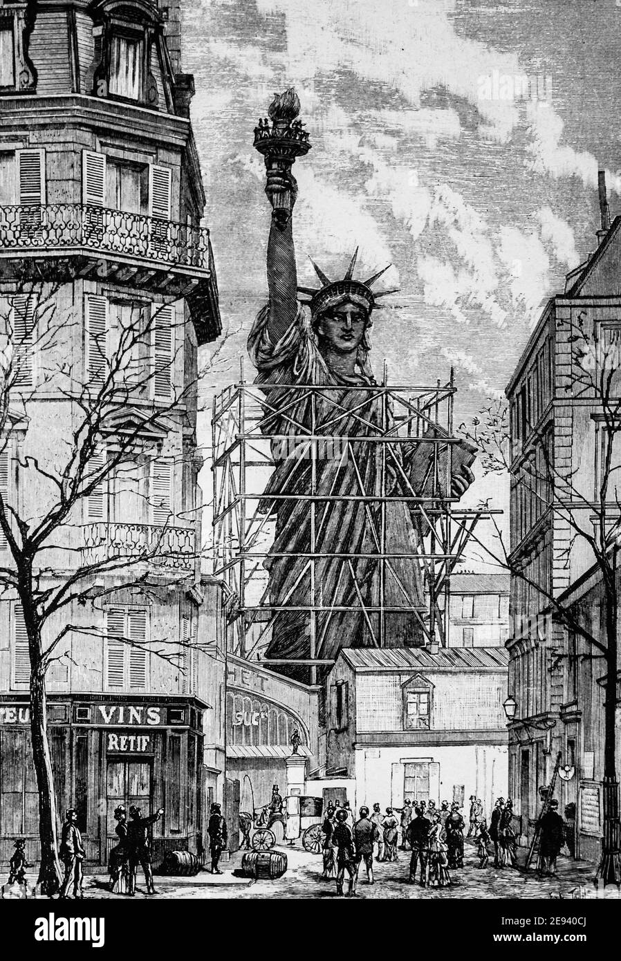 la statue de la liberte dans les ateliers de construction, les grands travaux du siecle par dumont,edition hachette 1895 Stock Photo