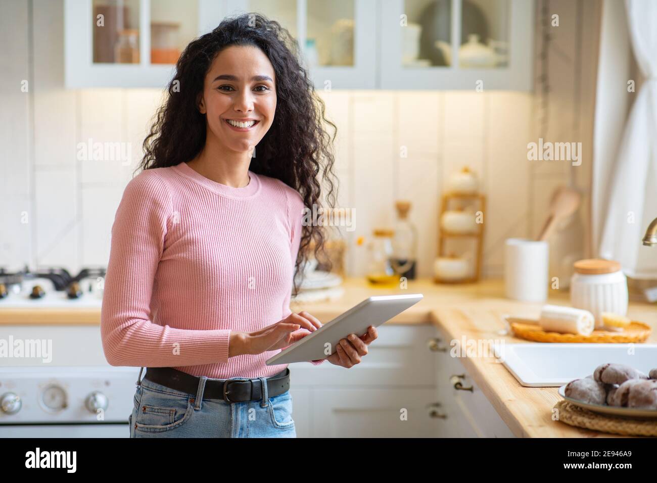 Pretty woman in modern kitchen hi-res stock photography and images - Alamy
