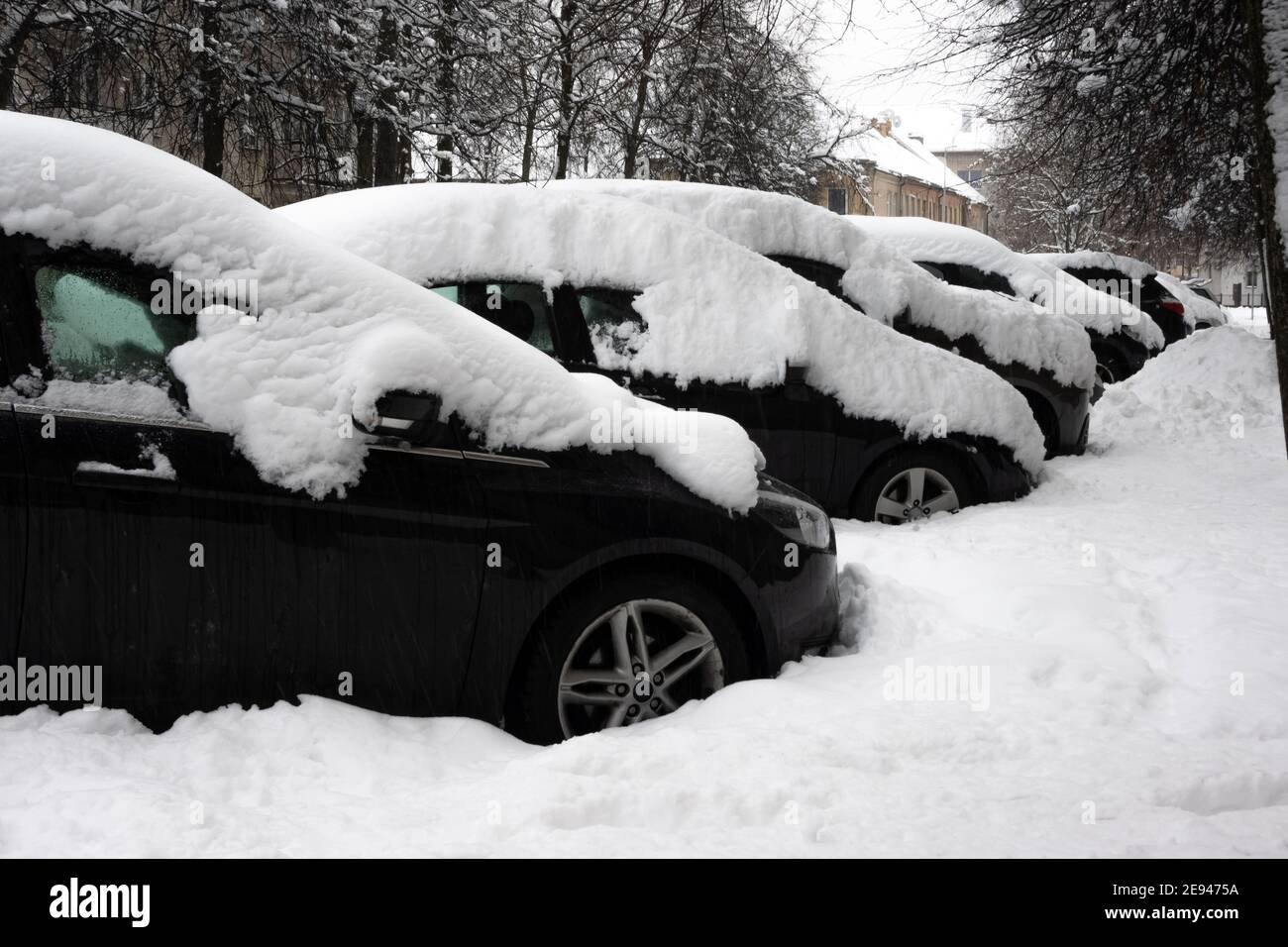 Car under thick blanket of snow after storm. Vehicles buried under ice.  Nobody Stock Photo - Alamy