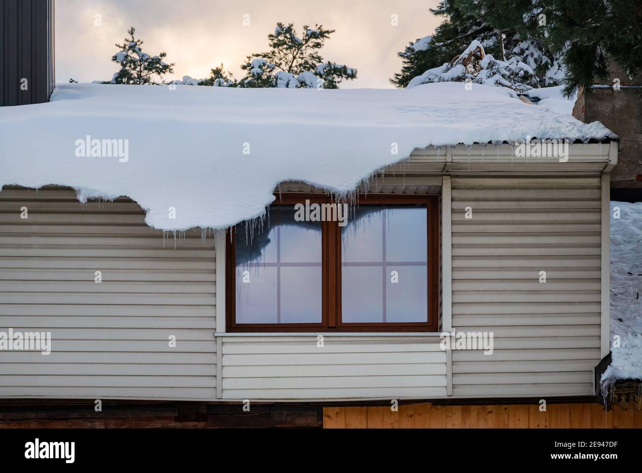 Snow Melt Roof High Resolution Stock Photography and Images Alamy