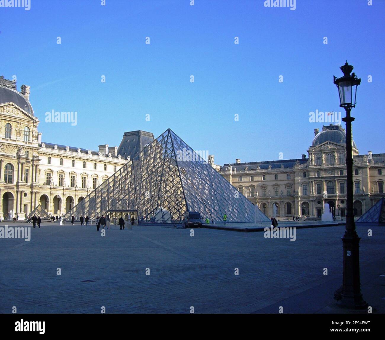 Paris, la pyramide du Louvre Stock Photo