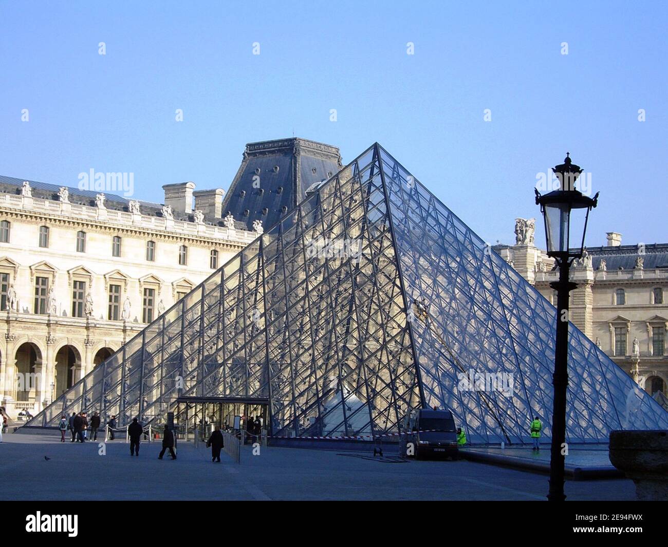 Paris, la pyramide du Louvre Stock Photo