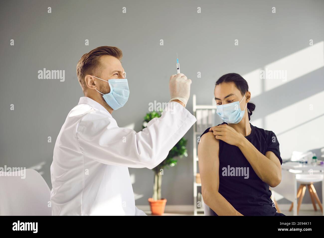 Doctor preparing injection hi-res stock photography and images - Alamy