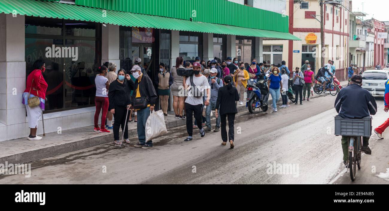 Cuban people lining-up at El Rapido Dona Neli in order to buy food products Stock Photo