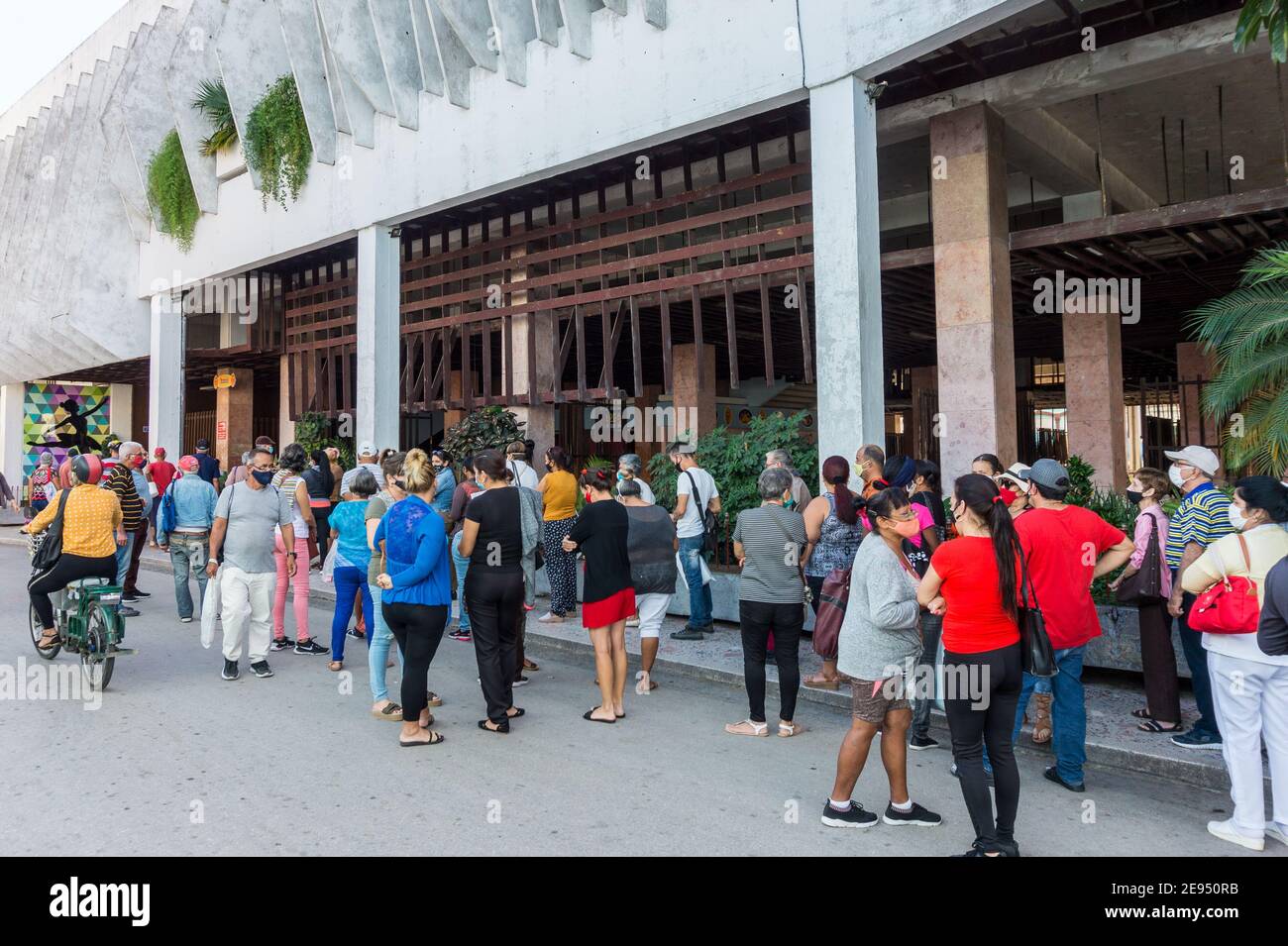 Cuban People Lining Up To Buy Ice Cream In El Coppelia In Santa Clara Cuba It Is The Time Of The Covid 19 In Santa Clara Cuba Stock Photo Alamy