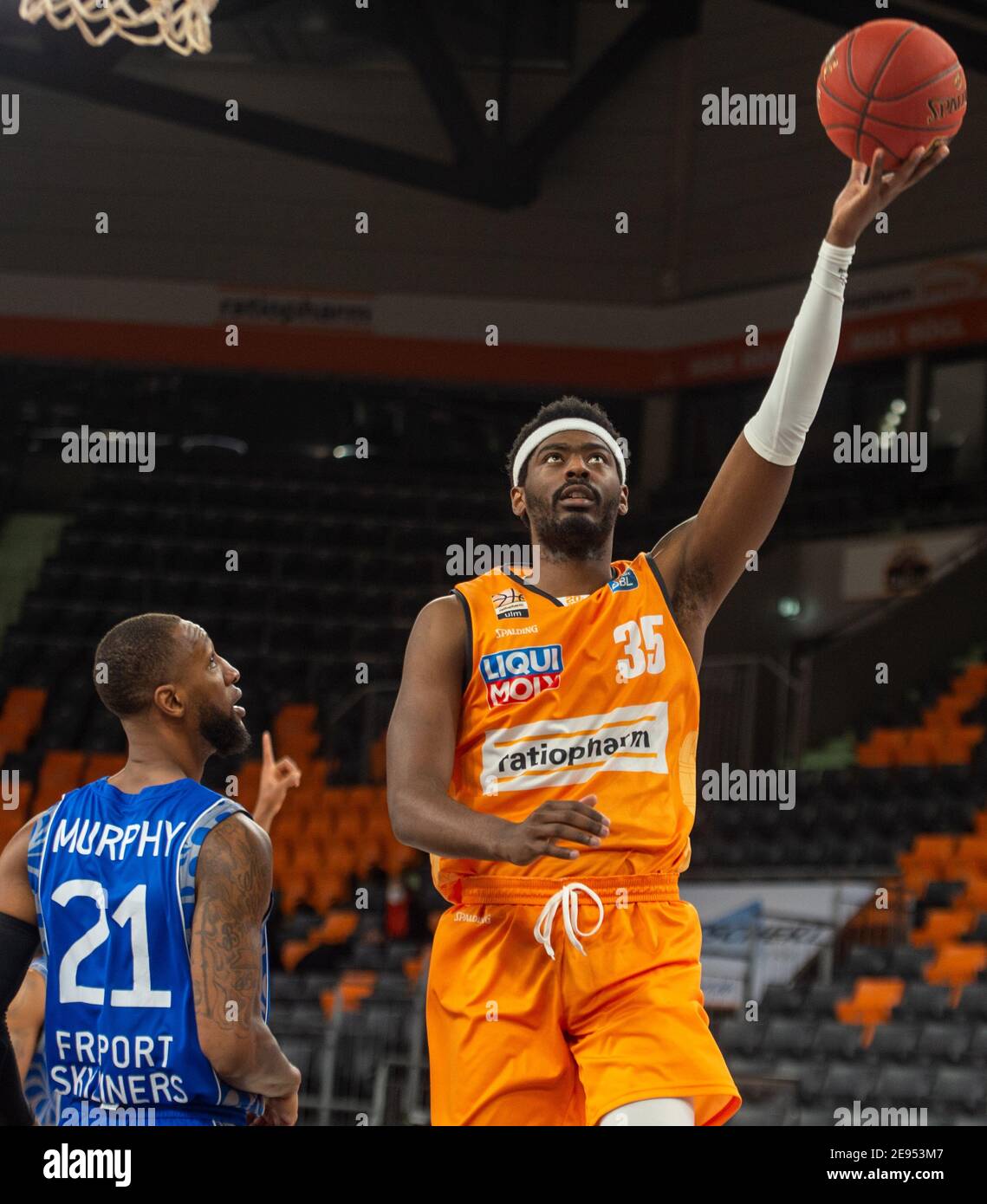 Neu Ulm, Germany. 02nd Feb, 2021. Basketball: Bundesliga, ratiopharm Ulm -  Fraport Frankfurt, Main Round, Matchday 4 at ratiopharm Arena. Ulm's Aric  Holman (r) catches the ball in front of Frankfurt's Kamari