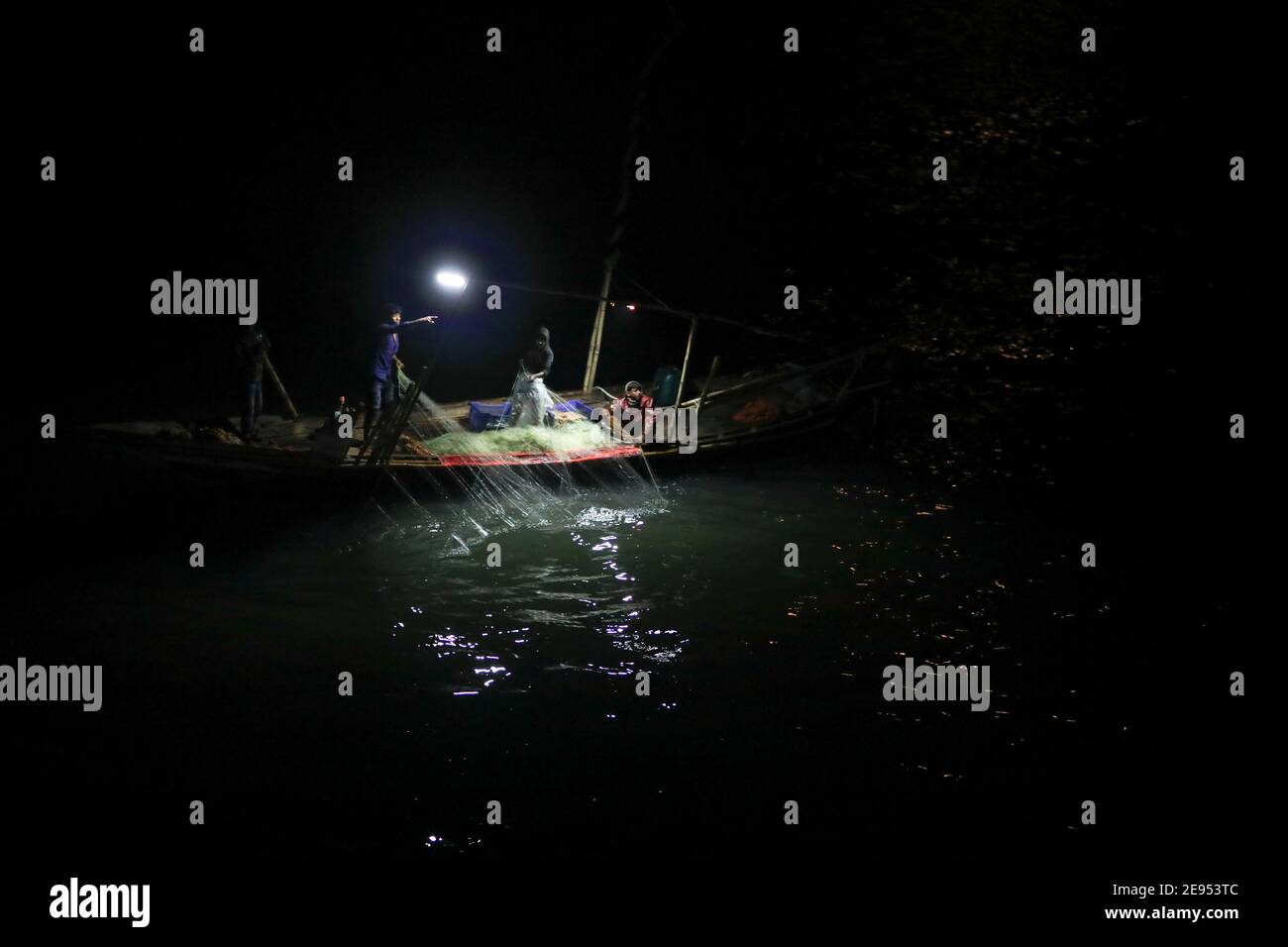 Barisal, Bangladesh. 3rd Feb, 2021. Fishermen are fishing hilsa fish in a winter night at the Meghna River of Barishal, Bangladesh. Credit: Kazi Salahuddin/ZUMA Wire/Alamy Live News Stock Photo