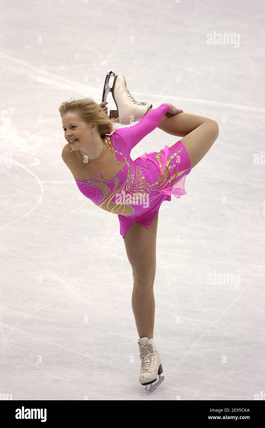 Erining yuzida nam tukli mushuk Uyda oilada porno jinsiy aloqa