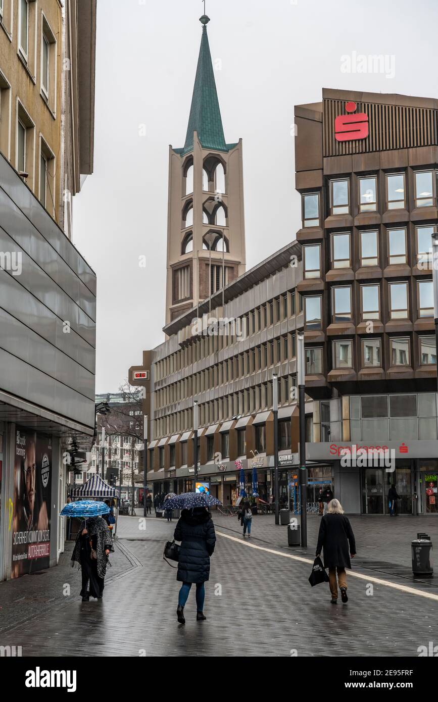 Die Innenstadt von Gelsenkirchen, Fussgängerzone, Bahnhofstrasse, während der Corona Krise, Lockdown im Januar 2021, geschlossene Geschäfte und Gastro Stock Photo