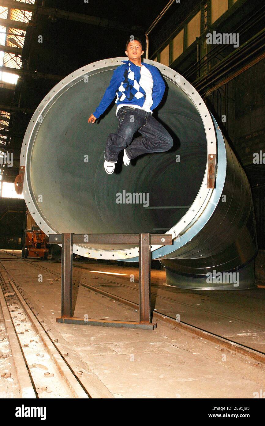 EXCLUSIVE. French singer Amine filming his video clip for his single 'Ma  vie' ( Virgin Music) at the Usine Babcock in La Courneuve near Paris,  France on June 2005. Photo by Audrey